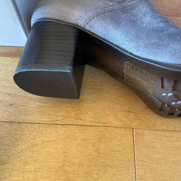 Gorgeous suede over the knee boots. Size 7 - Picture 4 of 5